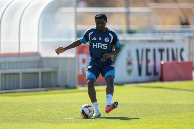 12.08.2026, Fussball, Training des FC Schalke 04. Junior Dina Ebimbe (FC Schalke 04). Gelsenkirchen Trainingsgelände FC Schalke 04 NRW Deutschland xRHR-FOTO YYx *** August 12, 2026, Soccer, FC Schalke 04 Junior Training, Dina Ebimbe, FC Schalke 04, Gelsenkirchen, FC Schalke 04 Training Facility, North Rhine-Westphalia, Germany, xRHR, PHOTO YYx Copyright: RHR-FOTOx RHR-FOTO YY