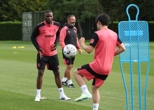 Rangers manager Derek McInnes and Olwethu Makhanya during training ahead of tomorrow s Europa League qualifying match against Jagiellonia Bialystok. Rangers Training - The Rangers Training Centre, Glasgow, Lanarkshire, Scotland, UK - 12 Aug 2026Glasgow The Rangers Training Centre Lanarkshire United Kingdom  Copyright: xO Rourke RangersxFC Shutterstockx 17066919ah