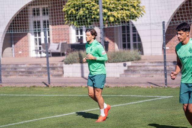12.08.2026, GER Deutschland, Fussball, Saison 2026 2027, Trainingslager Werder Bremen, Tag 3. des Trainingslagers von SV Werder Bremen in Harsewinkel-Marienfeld, 2. Trainingseinheit des Tages Dawid Kownacki (SV Werder Bremen, 21) beim Aufwärmen, macht sich warm Harsewinkel-Marienfeld Hotel-Residence Klosterpforte Nordrhein-Westfalen (NRW) Deutschland *** August 12, 2026, GER Germany, Soccer, 2026–2027 Season, Werder Bremen Training Camp, Day 3 of SV Werder Bremen’s training camp in Harsewinkel Marienfeld, 2nd training session of the day: Dawid Kownacki of SV Werder Bremen, age 21, warming up at the Harsewinkel Marienfeld Hotel Residence Klosterpforte in North Rhine-Westphalia (NRW), Germany Copyright: xnordphotoxGmbHx xChristianxSchulzex