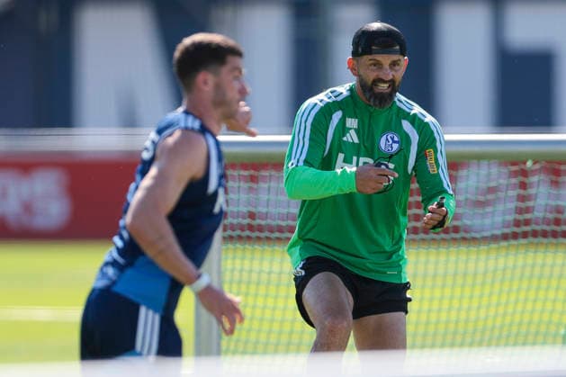 12.08.2026, Fussball, Training des FC Schalke 04. Trainer Miron Muslic (FC Schalke 04) gibt Anweisungen. Gelsenkirchen Trainingsgelände FC Schalke 04 NRW Deutschland xRHR-FOTO YYx *** August 12, 2026, Soccer, FC Schalke 04 practice; Coach Miron Muslic; FC Schalke 04 gives instructions; Gelsenkirchen; FC Schalke 04 training facility; North Rhine-Westphalia, Germany; xRHR; PHOTO YYx Copyright: RHR-FOTOx RHR-FOTO YY