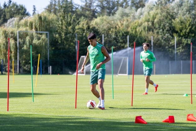 12.08.2026, GER Deutschland, Fussball, Saison 2026 2027, Trainingslager Werder Bremen, Tag 3. des Trainingslagers von SV Werder Bremen in Harsewinkel-Marienfeld, 2. Trainingseinheit des Tages Julian Malatini (SV Werder Bremen, 22) trainiert separat, Aufbautraining, einzeltraining, Einzelaktion; Ganzkörper Ganzkoerper ; Ball am Fuss; Harsewinkel-Marienfeld Hotel-Residence Klosterpforte Nordrhein-Westfalen (NRW) Deutschland *** August 12, 2026, GER Germany, Soccer, 2026–2027 Season, Werder Bremen Training Camp, Day 3 of SV Werder Bremen’s training camp in Harsewinkel Marienfeld, 2nd training session of the day: Julian Malatini, SV Werder Bremen; No. 22 training separately; rehabilitation training; individual training; individual drills; full-body exercises; ball at his feet; Harsewinkel Marienfeld; Hotel Residence Klosterpforte; North Rhine-Westphalia (NRW), Germany Copyright: xnordphotoxGmbHx xChristianxSchulzex