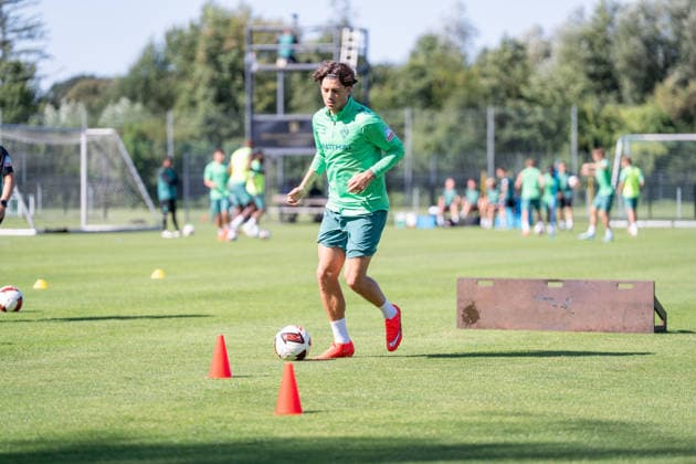 12.08.2026, GER Deutschland, Fussball, Saison 2026 2027, Trainingslager Werder Bremen, Tag 3. des Trainingslagers von SV Werder Bremen in Harsewinkel-Marienfeld, 2. Trainingseinheit des Tages Dawid Kownacki (SV Werder Bremen, 21) trainiert separat, Aufbautraining, einzeltraining, Einzelaktion; Ganzkörper Ganzkoerper ; Ball am Fuss; Harsewinkel-Marienfeld Hotel-Residence Klosterpforte Nordrhein-Westfalen (NRW) Deutschland *** August 12, 2026, GER Germany, Soccer, 2026–2027 Season, Werder Bremen Training Camp, Day 3 of SV Werder Bremen’s training camp in Harsewinkel Marienfeld, 2nd training session of the day: Dawid Kownacki, SV Werder Bremen; No. 21 training separately; rehabilitation training; individual training; individual drills; full-body exercises; ball at his feet; Harsewinkel, Marienfeld; Hotel Residence Klosterpforte; North Rhine-Westphalia (NRW), Germany Copyright: xnordphotoxGmbHx xChristianxSchulzex