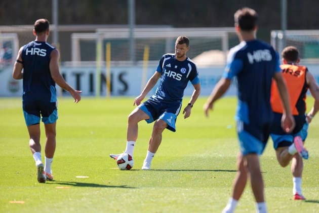 12.08.2026, Fussball, Training des FC Schalke 04. Edin Dzeko (FC Schalke 04). Gelsenkirchen Trainingsgelände FC Schalke 04 NRW Deutschland xRHR-FOTO YYx *** August 12, 2026, Soccer, FC Schalke 04 Training Session, Edin Dzeko, FC Schalke 04, Gelsenkirchen, FC Schalke 04 Training Facility, North Rhine-Westphalia, Germany, xRHR, PHOTO YYx Copyright: RHR-FOTOx RHR-FOTO YY