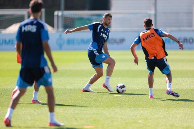 12.08.2026, Fussball, Training des FC Schalke 04. v. l. Edin Dzeko (FC Schalke 04), Dejan Ljubicic (FC Schalke 04). Gelsenkirchen Trainingsgelände FC Schalke 04 NRW Deutschland xRHR-FOTO YYx *** August 12, 2026, Soccer, FC Schalke 04 training session featuring Edin Dzeko (FC Schalke 04) and Dejan Ljubicic (FC Schalke 04), Gelsenkirchen, FC Schalke 04 training facility, North Rhine-Westphalia, Germany, xRHR PHOTO YYx Copyright: RHR-FOTOx RHR-FOTO YY