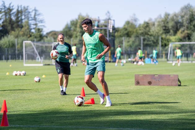 12.08.2026, GER Deutschland, Fussball, Saison 2026 2027, Trainingslager Werder Bremen, Tag 3. des Trainingslagers von SV Werder Bremen in Harsewinkel-Marienfeld, 2. Trainingseinheit des Tages Julian Malatini (SV Werder Bremen, 22) trainiert separat, Aufbautraining, einzeltraining, Einzelaktion; Ganzkörper Ganzkoerper ; Ball am Fuss; Harsewinkel-Marienfeld Hotel-Residence Klosterpforte Nordrhein-Westfalen (NRW) Deutschland *** August 12, 2026, GER Germany, Soccer, 2026–2027 Season, Werder Bremen Training Camp, Day 3 of SV Werder Bremen’s training camp in Harsewinkel Marienfeld, 2nd training session of the day: Julian Malatini, SV Werder Bremen; No. 22 training separately; rehabilitation training; individual training; individual drills; full-body exercises; ball at his feet; Harsewinkel Marienfeld; Hotel Residence Klosterpforte; North Rhine-Westphalia (NRW), Germany Copyright: xnordphotoxGmbHx xChristianxSchulzex