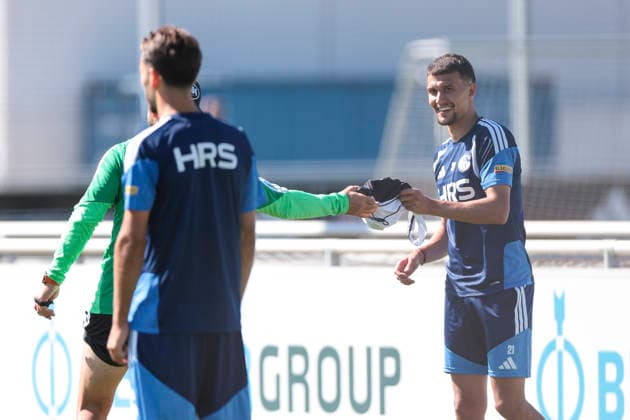 12.08.2026, Fussball, Training des FC Schalke 04. Dejan Ljubicic (FC Schalke 04) nimmt ein Leibchen entgegen. Gelsenkirchen Trainingsgelände FC Schalke 04 NRW Deutschland xRHR-FOTO YYx *** August 12, 2026, Soccer, FC Schalke 04 Training Dejan Ljubicic FC Schalke 04 Receives a Jersey Gelsenkirchen FC Schalke 04 Training Facility North Rhine-Westphalia, Germany xRHR PHOTO YYx Copyright: RHR-FOTOx RHR-FOTO YY