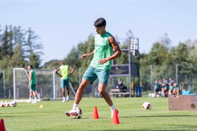 12.08.2026, GER Deutschland, Fussball, Saison 2026 2027, Trainingslager Werder Bremen, Tag 3. des Trainingslagers von SV Werder Bremen in Harsewinkel-Marienfeld, 2. Trainingseinheit des Tages Julian Malatini (SV Werder Bremen, 22) trainiert separat, Aufbautraining, einzeltraining, Einzelaktion; Ganzkörper Ganzkoerper ; Ball am Fuss; Harsewinkel-Marienfeld Hotel-Residence Klosterpforte Nordrhein-Westfalen (NRW) Deutschland *** August 12, 2026, GER Germany, Soccer, 2026–2027 Season, Werder Bremen Training Camp, Day 3 of SV Werder Bremen’s training camp in Harsewinkel Marienfeld, 2nd training session of the day: Julian Malatini, SV Werder Bremen; No. 22 training separately; rehabilitation training; individual training; individual drills; full-body exercises; ball at his feet; Harsewinkel Marienfeld; Hotel Residence Klosterpforte; North Rhine-Westphalia (NRW), Germany Copyright: xnordphotoxGmbHx xChristianxSchulzex