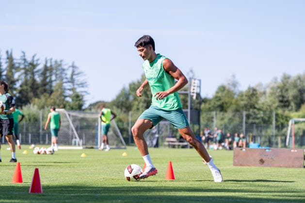 12.08.2026, GER Deutschland, Fussball, Saison 2026 2027, Trainingslager Werder Bremen, Tag 3. des Trainingslagers von SV Werder Bremen in Harsewinkel-Marienfeld, 2. Trainingseinheit des Tages Julian Malatini (SV Werder Bremen, 22) trainiert separat, Aufbautraining, einzeltraining, Einzelaktion; Ganzkörper Ganzkoerper ; Ball am Fuss; Harsewinkel-Marienfeld Hotel-Residence Klosterpforte Nordrhein-Westfalen (NRW) Deutschland *** August 12, 2026, GER Germany, Soccer, 2026–2027 Season, Werder Bremen Training Camp, Day 3 of SV Werder Bremen’s training camp in Harsewinkel Marienfeld, 2nd training session of the day: Julian Malatini, SV Werder Bremen; No. 22 training separately; rehabilitation training; individual training; individual drills; full-body exercises; ball at his feet; Harsewinkel Marienfeld; Hotel Residence Klosterpforte; North Rhine-Westphalia (NRW), Germany Copyright: xnordphotoxGmbHx xChristianxSchulzex