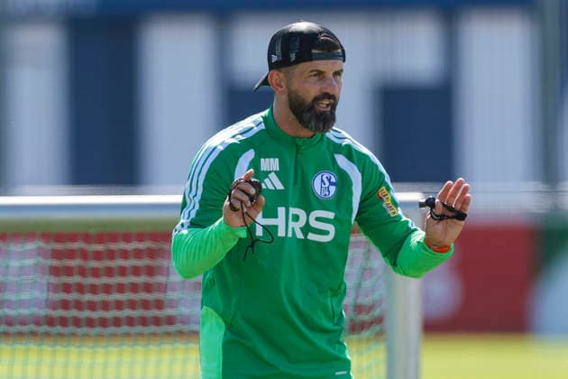 12.08.2026, Fussball, Training des FC Schalke 04. Trainer Miron Muslic (FC Schalke 04) gibt Anweisungen. Gelsenkirchen Trainingsgelände FC Schalke 04 NRW Deutschland xRHR-FOTO YYx *** August 12, 2026, Soccer, FC Schalke 04 practice; Coach Miron Muslic; FC Schalke 04 gives instructions; Gelsenkirchen; FC Schalke 04 training facility; North Rhine-Westphalia, Germany; xRHR; PHOTO YYx Copyright: RHR-FOTOx RHR-FOTO YY