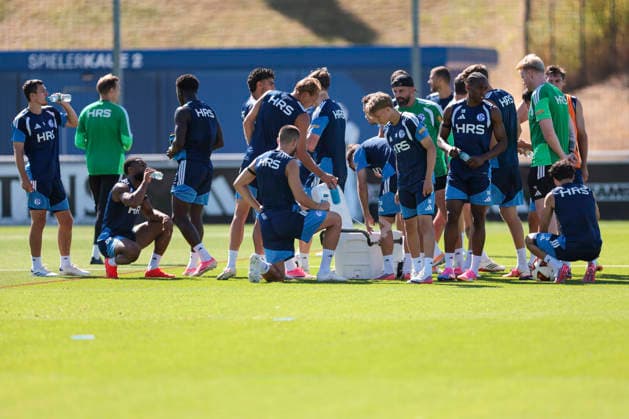 12.08.2026, Fussball, Training des FC Schalke 04. Trinkpause für die Spieler des S04. Gelsenkirchen Trainingsgelände FC Schalke 04 NRW Deutschland xRHR-FOTO YYx *** August 12, 2026, Soccer, FC Schalke 04 practice. Water break for the S04 players. Gelsenkirchen, FC Schalke 04 training facility, North Rhine-Westphalia, Germany xRHR PHOTO YYx Copyright: RHR-FOTOx RHR-FOTO YY