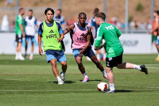 12.08.2026, Fussball, Training des FC Schalke 04. v. l. Satoshi Tanaka (FC Schalke 04), Junior Adamu (FC Schalke 04). Gelsenkirchen Trainingsgelände FC Schalke 04 NRW Deutschland xRHR-FOTO YYx *** August 12, 2026, Soccer, FC Schalke 04 Training by Satoshi Tanaka, FC Schalke 04, Junior Adamu, FC Schalke 04, Gelsenkirchen, FC Schalke 04 Training Facility, North Rhine-Westphalia, Germany, xRHR, PHOTO YYx Copyright: RHR-FOTOx RHR-FOTO YY