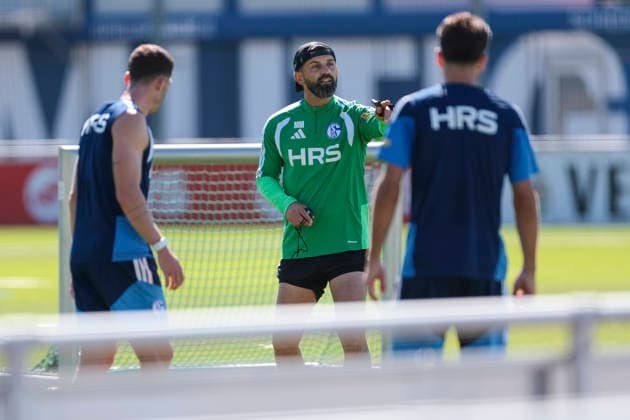 12.08.2026, Fussball, Training des FC Schalke 04. Trainer Miron Muslic (FC Schalke 04) gibt Anweisungen. Gelsenkirchen Trainingsgelände FC Schalke 04 NRW Deutschland xRHR-FOTO YYx *** August 12, 2026, Soccer, FC Schalke 04 practice; Coach Miron Muslic; FC Schalke 04 gives instructions; Gelsenkirchen; FC Schalke 04 training facility; North Rhine-Westphalia, Germany; xRHR; PHOTO YYx Copyright: RHR-FOTOx RHR-FOTO YY