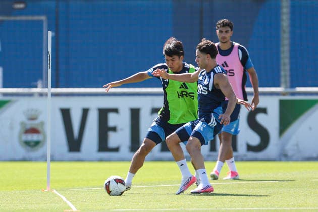 12.08.2026, Fussball, Training des FC Schalke 04. v. l. Satoshi Tanaka (FC Schalke 04), Soufiane El-Faouzi (FC Schalke 04). Gelsenkirchen Trainingsgelände FC Schalke 04 NRW Deutschland xRHR-FOTO YYx *** August 12, 2026, Soccer, FC Schalke 04 Training: Satoshi Tanaka (FC Schalke 04), Soufiane El Faouzi (FC Schalke 04), Gelsenkirchen, FC Schalke 04 Training Facility, North Rhine-Westphalia, Germany, xRHR, PHOTO YYx Copyright: RHR-FOTOx RHR-FOTO YY