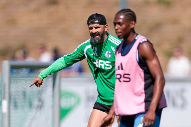 12.08.2026, Fussball, Training des FC Schalke 04. Trainer Miron Muslic (FC Schalke 04) gibt Anweisungen. Gelsenkirchen Trainingsgelände FC Schalke 04 NRW Deutschland xRHR-FOTO YYx *** August 12, 2026, Soccer, FC Schalke 04 practice; Coach Miron Muslic; FC Schalke 04 gives instructions; Gelsenkirchen; FC Schalke 04 training facility; North Rhine-Westphalia, Germany; xRHR; PHOTO YYx Copyright: RHR-FOTOx RHR-FOTO YY