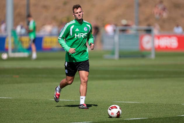 12.08.2026, Fussball, Training des FC Schalke 04. Janik Steringer (Arminia Bielefeld) hospitiert für seine Trainer A-Lizenz beim FC Schalke 04. Gelsenkirchen Trainingsgelände FC Schalke 04 NRW Deutschland xRHR-FOTO YYx *** August 12, 2026, Soccer, FC Schalke 04 Training Session: Janik Steringer of Arminia Bielefeld is observing a training session at FC Schalke 04’s training facility in Gelsenkirchen as part of his A-License coaching course. FC Schalke 04 Training Facility, North Rhine-Westphalia, Germany xRHR PHOTO YYx Copyright: RHR-FOTOx RHR-FOTO YY