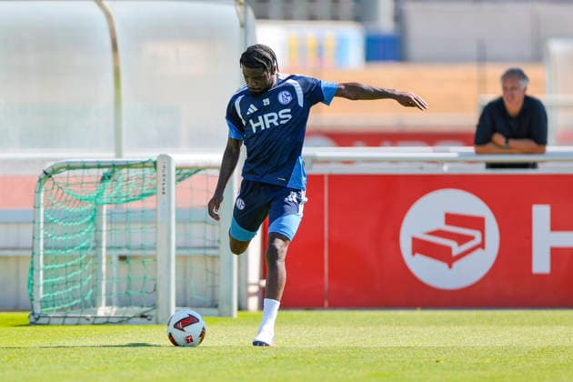 12.08.2026, Fussball, Training des FC Schalke 04. Junior Dina Ebimbe (FC Schalke 04). Gelsenkirchen Trainingsgelände FC Schalke 04 NRW Deutschland xRHR-FOTO YYx *** August 12, 2026, Soccer, FC Schalke 04 Junior Training, Dina Ebimbe, FC Schalke 04, Gelsenkirchen, FC Schalke 04 Training Facility, North Rhine-Westphalia, Germany, xRHR, PHOTO YYx Copyright: RHR-FOTOx RHR-FOTO YY