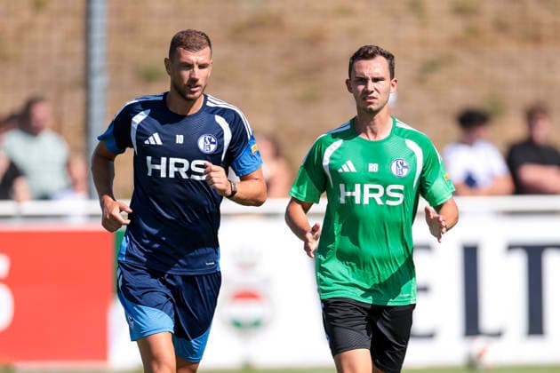 12.08.2026, Fussball, Training des FC Schalke 04. v. l. Edin Dzeko (FC Schalke 04), Sportwissenschaftler Rasmus Bruns (FC Schalke 04). Gelsenkirchen Trainingsgelände FC Schalke 04 NRW Deutschland xRHR-FOTO YYx *** August 12, 2026, Soccer, FC Schalke 04 training session featuring Edin Dzeko, FC Schalke 04; sports scientist Rasmus Bruns, FC Schalke 04; Gelsenkirchen; FC Schalke 04 training facility; North Rhine-Westphalia, Germany; xRHR; PHOTO YYx Copyright: RHR-FOTOx RHR-FOTO YY