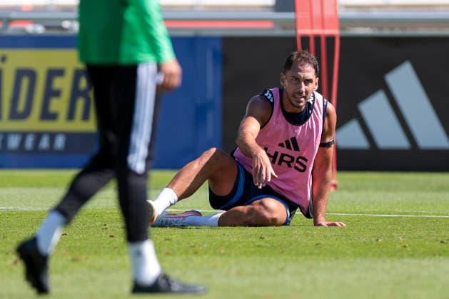 12.08.2026, Fussball, Training des FC Schalke 04. Nikola Katic (FC Schalke 04) ist erschöpft. Gelsenkirchen Trainingsgelände FC Schalke 04 NRW Deutschland xRHR-FOTO YYx *** August 12, 2026, Soccer, FC Schalke 04 Training Session Nikola Katic FC Schalke 04 is exhausted Gelsenkirchen FC Schalke 04 Training Facility North Rhine-Westphalia, Germany xRHR PHOTO YYx Copyright: RHR-FOTOx RHR-FOTO YY