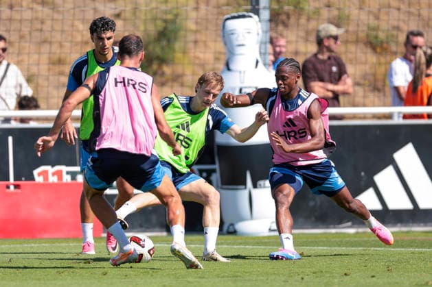 12.08.2026, Fussball, Training des FC Schalke 04. v. l. Finn Porath (FC Schalke 04), Junior Adamu (FC Schalke 04). Gelsenkirchen Trainingsgelände FC Schalke 04 NRW Deutschland xRHR-FOTO YYx *** August 12, 2026, Soccer, FC Schalke 04 practice, featuring Finn Porath (FC Schalke 04) and Junior Adamu (FC Schalke 04), Gelsenkirchen, FC Schalke 04 training facility, North Rhine-Westphalia, Germany, xRHR PHOTO YYx Copyright: RHR-FOTOx RHR-FOTO YY