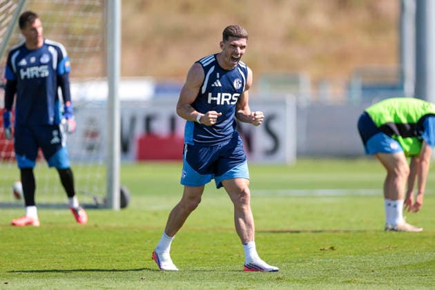 12.08.2026, Fussball, Training des FC Schalke 04. Robin Gosens (FC Schalke 04) jubelt. Gelsenkirchen Trainingsgelände FC Schalke 04 NRW Deutschland xRHR-FOTO YYx *** August 12, 2026, Soccer, FC Schalke 04 practice, Robin Gosens, FC Schalke 04 celebrates, Gelsenkirchen, FC Schalke 04 training facility, North Rhine-Westphalia, Germany, xRHR, PHOTO YYx Copyright: RHR-FOTOx RHR-FOTO YY