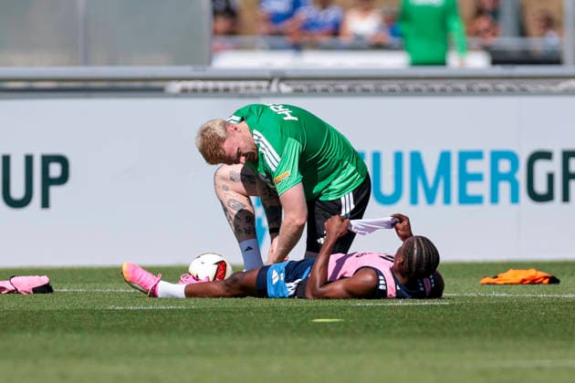 12.08.2026, Fussball, Training des FC Schalke 04. Junior Adamu (FC Schalke 04) wird auf dem Platz behandelt. Gelsenkirchen Trainingsgelände FC Schalke 04 NRW Deutschland xRHR-FOTO YYx *** August 12, 2026, Soccer, FC Schalke 04 training session: Junior Adamu of FC Schalke 04 receives treatment on the field at the FC Schalke 04 training facility in Gelsenkirchen, North Rhine-Westphalia, Germany xRHR PHOTO YYx Copyright: RHR-FOTOx RHR-FOTO YY