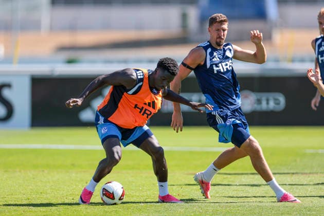 12.08.2026, Fussball, Training des FC Schalke 04. v. l. Christian Gomis (FC Schalke 04), Janik Bachmann (FC Schalke 04). Gelsenkirchen Trainingsgelände FC Schalke 04 NRW Deutschland xRHR-FOTO YYx *** August 12, 2026, Soccer, FC Schalke 04 Training: Christian Gomis (FC Schalke 04), Janik Bachmann (FC Schalke 04), Gelsenkirchen, FC Schalke 04 Training Facility, North Rhine-Westphalia, Germany, xRHR, PHOTO YYx Copyright: RHR-FOTOx RHR-FOTO YY