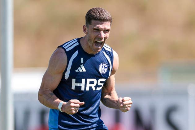 12.08.2026, Fussball, Training des FC Schalke 04. Robin Gosens (FC Schalke 04) jubelt. Gelsenkirchen Trainingsgelände FC Schalke 04 NRW Deutschland xRHR-FOTO YYx *** August 12, 2026, Soccer, FC Schalke 04 practice, Robin Gosens, FC Schalke 04 celebrates, Gelsenkirchen, FC Schalke 04 training facility, North Rhine-Westphalia, Germany, xRHR, PHOTO YYx Copyright: RHR-FOTOx RHR-FOTO YY
