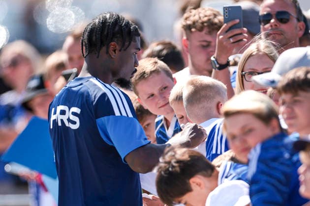 12.08.2026, Fussball, Training des FC Schalke 04. Junior Dina Ebimbe (FC Schalke 04) gibt Autogramme. Gelsenkirchen Trainingsgelände FC Schalke 04 NRW Deutschland xRHR-FOTO YYx *** August 12, 2026, Soccer, FC Schalke 04 Junior Training, Dina Ebimbe, FC Schalke 04 Signs Autographs, Gelsenkirchen, FC Schalke 04 Training Facility, North Rhine-Westphalia, Germany, xRHR, PHOTO YYx Copyright: RHR-FOTOx RHR-FOTO YY