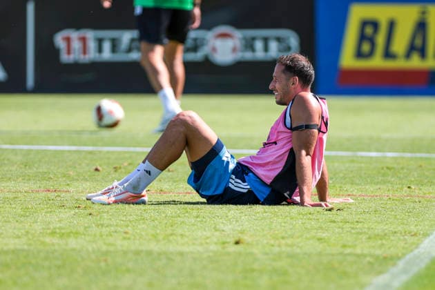 12.08.2026, Fussball, Training des FC Schalke 04. Nikola Katic (FC Schalke 04) ist erschöpft. Gelsenkirchen Trainingsgelände FC Schalke 04 NRW Deutschland xRHR-FOTO YYx *** August 12, 2026, Soccer, FC Schalke 04 Training Session Nikola Katic FC Schalke 04 is exhausted Gelsenkirchen FC Schalke 04 Training Facility North Rhine-Westphalia, Germany xRHR PHOTO YYx Copyright: RHR-FOTOx RHR-FOTO YY