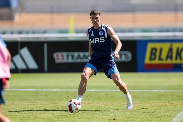 12.08.2026, Fussball, Training des FC Schalke 04. Robin Gosens (FC Schalke 04). Gelsenkirchen Trainingsgelände FC Schalke 04 NRW Deutschland xRHR-FOTO YYx *** August 12, 2026, Soccer, FC Schalke 04 Training Robin Gosens FC Schalke 04 Gelsenkirchen FC Schalke 04 Training Facility NRW Germany xRHR PHOTO YYx Copyright: RHR-FOTOx RHR-FOTO YY
