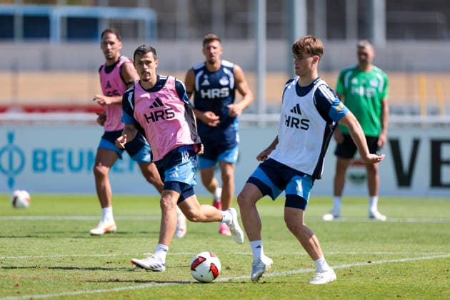 12.08.2026, Fussball, Training des FC Schalke 04. v. l. Ron Schallenberg (FC Schalke 04), Dylan Leonard (FC Schalke 04). Gelsenkirchen Trainingsgelände FC Schalke 04 NRW Deutschland xRHR-FOTO YYx *** August 12, 2026, Soccer, FC Schalke 04 Training by Ron Schallenberg, FC Schalke 04, Dylan Leonard, FC Schalke 04, Gelsenkirchen, FC Schalke 04 Training Facility, North Rhine-Westphalia, Germany, xRHR, PHOTO YYx Copyright: RHR-FOTOx RHR-FOTO YY