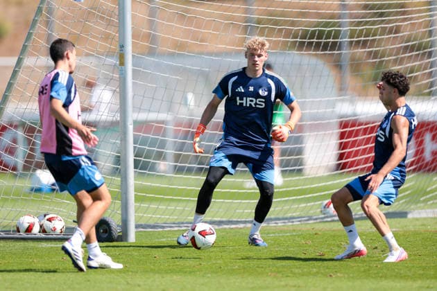 12.08.2026, Fussball, Training des FC Schalke 04. Torwart Johannes Siebeking (FC Schalke 04). Gelsenkirchen Trainingsgelände FC Schalke 04 NRW Deutschland xRHR-FOTO YYx *** August 12, 2026, Soccer, FC Schalke 04 goalkeeper Johannes Siebeking at training; FC Schalke 04 Gelsenkirchen training facility; FC Schalke 04; North Rhine-Westphalia, Germany; xRHR PHOTO YYx Copyright: RHR-FOTOx RHR-FOTO YY