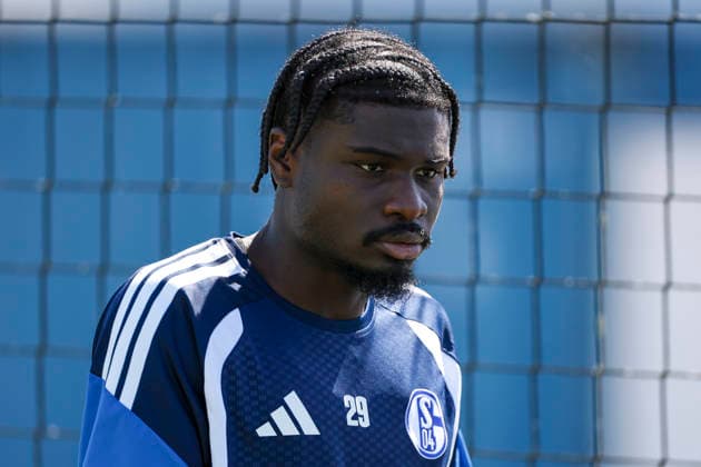 12.08.2026, Fussball, Training des FC Schalke 04. Junior Dina Ebimbe (FC Schalke 04). Gelsenkirchen Trainingsgelände FC Schalke 04 NRW Deutschland xRHR-FOTO YYx *** August 12, 2026, Soccer, FC Schalke 04 Junior Training, Dina Ebimbe, FC Schalke 04, Gelsenkirchen, FC Schalke 04 Training Facility, North Rhine-Westphalia, Germany, xRHR, PHOTO YYx Copyright: RHR-FOTOx RHR-FOTO YY