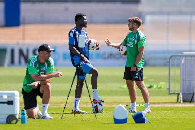 12.08.2026, Fussball, Training des FC Schalke 04. v. l. Junior Dina Ebimbe (FC Schalke 04), Reha-Trainer Marc Thum (FC Schalke 04). Gelsenkirchen Trainingsgelände FC Schalke 04 NRW Deutschland xRHR-FOTO YYx *** August 12, 2026, Soccer, FC Schalke 04 training session featuring Junior Dina Ebimbe of FC Schalke 04, rehabilitation coach Marc Thum of FC Schalke 04, Gelsenkirchen, FC Schalke 04 training facility, North Rhine-Westphalia, Germany, xRHR PHOTO YYx Copyright: RHR-FOTOx RHR-FOTO YY