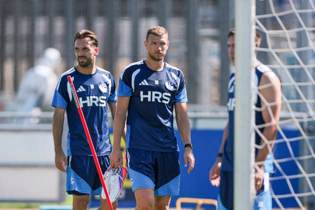 12.08.2026, Fussball, Training des FC Schalke 04. v. l. Kenan Karaman (FC Schalke 04), Edin Dzeko (FC Schalke 04). Gelsenkirchen Trainingsgelände FC Schalke 04 NRW Deutschland xRHR-FOTO YYx *** August 12, 2026, Soccer, FC Schalke 04 Training: Kenan Karaman (FC Schalke 04), Edin Dzeko (FC Schalke 04), Gelsenkirchen, FC Schalke 04 Training Facility, North Rhine-Westphalia, Germany, xRHR PHOTO YYx Copyright: RHR-FOTOx RHR-FOTO YY
