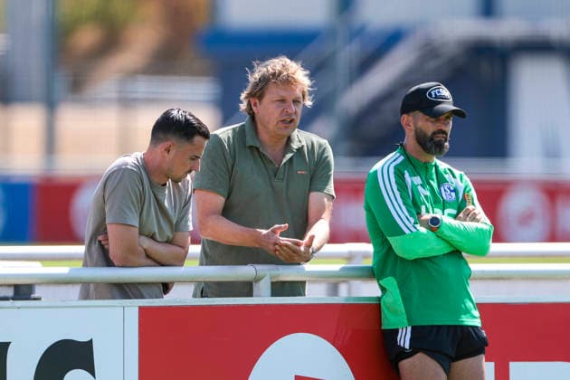 12.08.2026, Fussball, Training des FC Schalke 04. v. l. Kaderplaner Maximilian Lüftl (FC Schalke 04), Direktor Profifussball Youri Mulder (FC Schalke 04), Trainer Miron Muslic (FC Schalke 04). Gelsenkirchen Trainingsgelände FC Schalke 04 NRW Deutschland xRHR-FOTO YYx *** August 12, 2026, Soccer, FC Schalke 04 training session featuring squad planner Maximilian Lüftl of FC Schalke 04, Director of Professional Soccer Youri Mulder of FC Schalke 04, and coach Miron Muslic of FC Schalke 04 at the FC Schalke 04 training facility in Gelsenkirchen, North Rhine-Westphalia, Germany xRHR PHOTO YYx Copyright: RHR-FOTOx RHR-FOTO YY