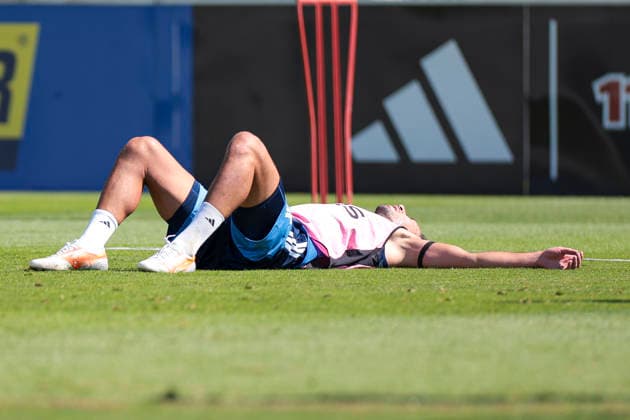 12.08.2026, Fussball, Training des FC Schalke 04. Nikola Katic (FC Schalke 04) liegt erschöpft auf dem Rasen. Gelsenkirchen Trainingsgelände FC Schalke 04 NRW Deutschland xRHR-FOTO YYx *** August 12, 2026, Soccer, FC Schalke 04 Training Session Nikola Katic FC Schalke 04 lies exhausted on the field at the FC Schalke 04 training facility in Gelsenkirchen, North Rhine-Westphalia, Germany xRHR PHOTO YYx Copyright: RHR-FOTOx RHR-FOTO YY