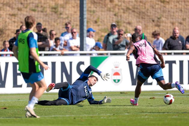 12.08.2026, Fussball, Training des FC Schalke 04. Torwart Kevin Müller (FC Schalke 04) im Duell. Gelsenkirchen Trainingsgelände FC Schalke 04 NRW Deutschland xRHR-FOTO YYx *** August 12, 2026, Soccer, FC Schalke 04 goalkeeper Kevin Müller in action at the FC Schalke 04 training facility in Gelsenkirchen, North Rhine-Westphalia, Germany xRHR PHOTO YYx Copyright: RHR-FOTOx RHR-FOTO YY