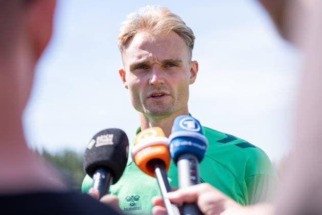 12.08.2026, GER Deutschland, Fussball, Saison 2026 2027, Trainingslager Werder Bremen, Tag 3. des Trainingslagers von SV Werder Bremen in Harsewinkel-Marienfeld, 2. Trainingseinheit des Tages Amos Pieper (SV Werder Bremen, 5) im Interview nach dem Training Harsewinkel-Marienfeld Hotel-Residence Klosterpforte Nordrhein-Westfalen (NRW) Deutschland *** August 12, 2026, GER Germany, Soccer, 2026–2027 Season, Werder Bremen Training Camp, Day 3 of SV Werder Bremen’s training camp in Harsewinkel Marienfeld, 2nd training session of the day: Amos Pieper (SV Werder Bremen), 5 in an interview after training at the Hotel Residence Klosterpforte in Harsewinkel Marienfeld, North Rhine-Westphalia (NRW), Germany Copyright: xnordphotoxGmbHx xChristianxSchulzex