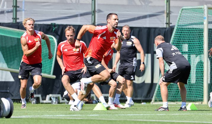 Rani Khedira, Trainer Mauro Lustrinelli Fußball Fussball Training Bundesliga Herren DFL Saison 2026 2027 12.08.2026 1.FC Union Berlin FCU DFL regulations prohibit any use of photographs as image sequences and or quasi-video. *** Rani Khedira, Coach Mauro Lustrinelli, Sports, Soccer, Soccer Training, Bundesliga, Men s, DFL, 2026–2027 Season, December 8, 2026, 1. FC Union Berlin (FCU). DFL regulations prohibit any use of photographs as image sequences and or quasi-video.