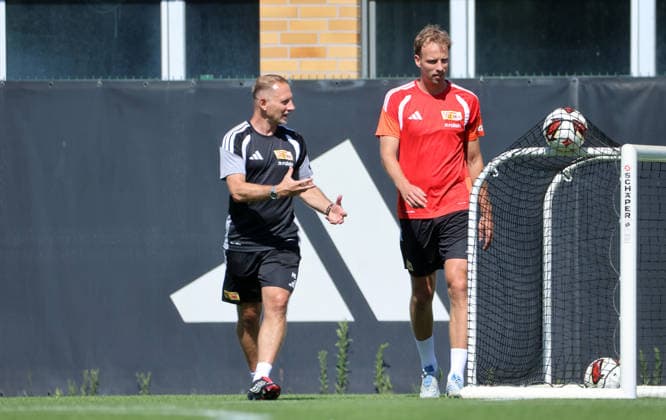 Trainer Mauro Lustrinelli redet mit Marvin Friedrich Fußball Fussball Training Bundesliga Herren DFL Saison 2026 2027 12.08.2026 1.FC Union Berlin FCU DFL regulations prohibit any use of photographs as image sequences and or quasi-video. *** Coach Mauro Lustrinelli talks with Marvin Friedrich Sports Soccer Soccer Training Bundesliga Men s DFL Season 2026–2027 December 8, 2026 1. FC Union Berlin FCU DFL regulations prohibit any use of photographs as image sequences and or quasi-video