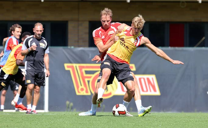 Trainer Mauro Lustrinelli, Marvin Friedrich im Zweikampf mit Aljoscha Kemlein Aktion Spielszene Fußball Fussball Training Bundesliga Herren DFL Saison 2026 2027 12.08.2026 1.FC Union Berlin FCU DFL regulations prohibit any use of photographs as image sequences and or quasi-video. *** Coach Mauro Lustrinelli, Marvin Friedrich in a duel with Aljoscha Kemlein Action Game Scene Sports Soccer Soccer Training Bundesliga Men s DFL Season 2026–2027 December 8, 2026 1. FC Union Berlin FCU DFL regulations prohibit any use of photographs as image sequences and or quasi-video