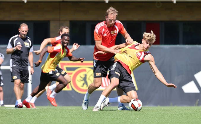 Trainer Mauro Lustrinelli, Marvin Friedrich im Zweikampf mit Aljoscha Kemlein Aktion Spielszene Fußball Fussball Training Bundesliga Herren DFL Saison 2026 2027 12.08.2026 1.FC Union Berlin FCU DFL regulations prohibit any use of photographs as image sequences and or quasi-video. *** Coach Mauro Lustrinelli, Marvin Friedrich in a duel with Aljoscha Kemlein Action Game Scene Sports Soccer Soccer Training Bundesliga Men s DFL Season 2026–2027 December 8, 2026 1. FC Union Berlin FCU DFL regulations prohibit any use of photographs as image sequences and or quasi-video