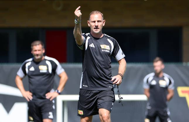 Trainer Mauro Lustrinelli gibt Anweisungen Aktion Oberkörper Fußball Fussball Training Bundesliga Herren DFL Saison 2026 2027 12.08.2026 1.FC Union Berlin FCU DFL regulations prohibit any use of photographs as image sequences and or quasi-video. *** Coach Mauro Lustrinelli gives instructions; Upper-body exercise; Sports; Soccer; Soccer training; Bundesliga; Men s; DFL; 2026–2027 season; December 8, 2026; 1. FC Union Berlin; FCU; DFL regulations prohibit any use of photographs as image sequences and or quasi-video