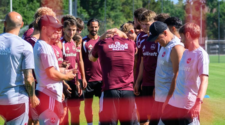 12.08.2026 - Fussball - 2. Fussball - Bundesliga - Saison 2026 2027 - 1. FC Nürnberg Nuernberg FCN ( Club ) - Training - Sportfoto Zink - xwoxzix - Mannschaft Team steht Spalier für Tim Janisch (32, 1. FC Nürnberg FCN ) *** August 12, 2026 Soccer 2 Bundesliga 2026–2027 Season 1 FC Nuremberg (FCN) Club Training Sports Photo Zink xwoxzix Team Forms a Guard of Honor for Tim Janisch 32, 1 FC Nuremberg (FCN)