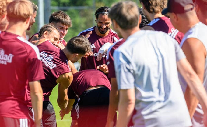 12.08.2026 - Fussball - 2. Fussball - Bundesliga - Saison 2026 2027 - 1. FC Nürnberg Nuernberg FCN ( Club ) - Training - Sportfoto Zink - xwoxzix - Mannschaft Team steht Spalier für Tim Janisch (32, 1. FC Nürnberg FCN ) *** August 12, 2026 Soccer 2 Bundesliga 2026–2027 Season 1 FC Nuremberg (FCN) Club Training Sports Photo Zink xwoxzix Team Forms a Guard of Honor for Tim Janisch 32, 1 FC Nuremberg (FCN)
