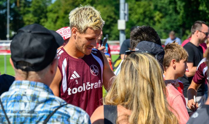 12.08.2026 - Fussball - 2. Fussball - Bundesliga - Saison 2026 2027 - 1. FC Nürnberg Nuernberg FCN ( Club ) - Training - Sportfoto Zink - xwoxzix - Sigurd Haugen ( 9, 1. FC Nürnberg FCN ) gibt Autogramm Autogramme *** August 12, 2026 Soccer 2 Bundesliga 2026–2027 Season 1. FC Nürnberg Nuremberg FCN Club Training Sports Photo Zink xwoxzix Sigurd Haugen 9, 1. FC Nürnberg FCN Signs Autographs