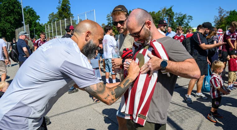 12.08.2026 - Fussball - 2. Fussball - Bundesliga - Saison 2026 2027 - 1. FC Nürnberg Nuernberg FCN ( Club ) - Training - Sportfoto Zink - xwoxzix - Javier Pinola (Co-Trainer 1. FC Nürnberg FCN ) gibt Autogramm Autogramme *** August 12, 2026 Soccer 2 Bundesliga 2026–2027 Season 1 FC Nürnberg Nuremberg FCN Club Training Sports Photo Zink xwoxzix Javier Pinola Assistant Coach 1 FC Nürnberg FCN Signs Autographs