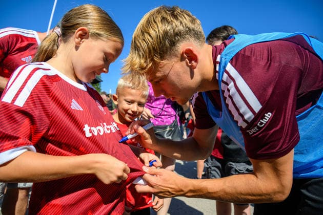 12.08.2026 - Fussball - 2. Fussball - Bundesliga - Saison 2026 2027 - 1. FC Nürnberg Nuernberg FCN ( Club ) - Training - Sportfoto Zink - xwoxzix - Tim Janisch (32, 1. FC Nürnberg FCN ) gibt Autogramm Autogramme *** August 12, 2026 Soccer 2 Bundesliga 2026–2027 Season 1 FC Nuremberg FCN Club Training Sports Photo Zink xwoxzix Tim Janisch 32, 1 FC Nuremberg FCN signing autographs