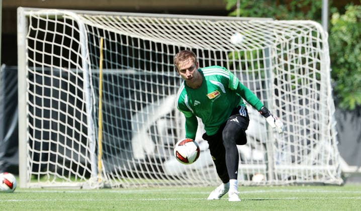 Torwart Frederik Rönnow am Ball Einzelbild Freisteller Aktion Fußball Fussball Training Bundesliga Herren DFL Saison 2026 2027 12.08.2026 1.FC Union Berlin FCU DFL regulations prohibit any use of photographs as image sequences and or quasi-video. *** Goalkeeper Frederik Rönnow with the ball; single frame; cutout; action; sports; soccer; soccer training; Bundesliga; men s; DFL; 2026–2027 season; December 8, 2026; 1. FC Union Berlin; FCU; DFL regulations prohibit any use of photographs as image sequences and or quasi-video